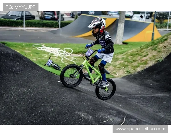 全国极限大赛BMX项目国际化程度提升，中外选手同场竞技成常态